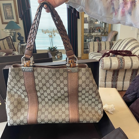 GUCCI HANDBAG- like new and barely used! - Picture 1 of 7